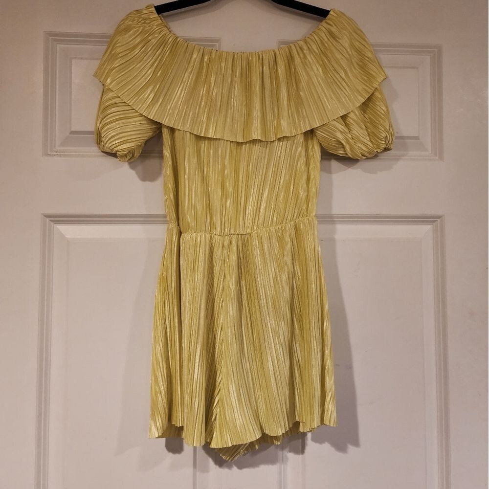 Boohoo stretchy yellow romper Size 4